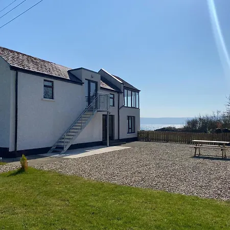 The Old Coach House, Sea View Apartment *