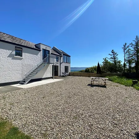 The Old Coach House, Sea View Apartment